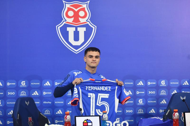 Vicente Fernández portará el dorsal 15 en su camiseta, un número 'maldito' en la U. / Agencia Uno