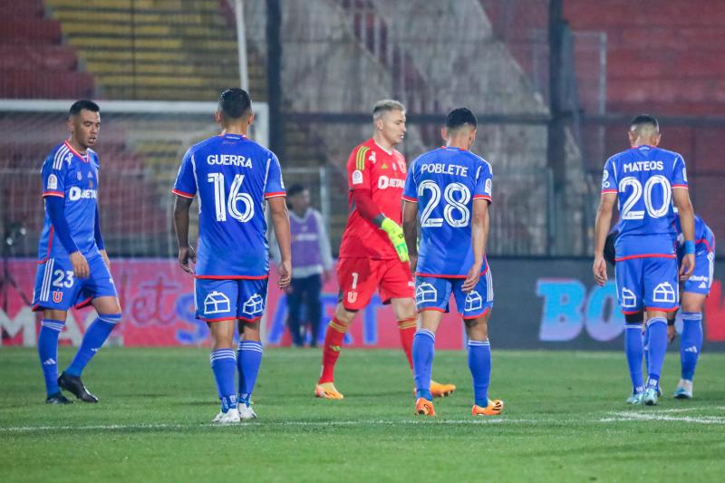 Los jugadores de la U abandonaron en completo silencio el estadio Santa Laura tras humillante derrota. / Agencia Uno