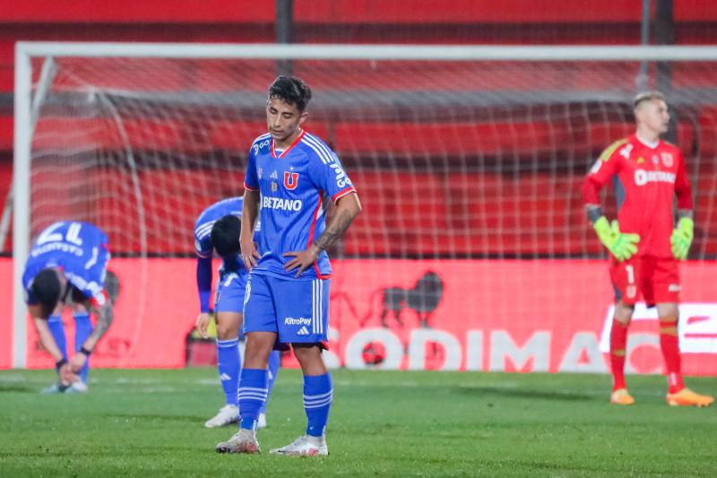 Lucas Assadi ingresó desde la banca, pero no pudo remontar la derrota de la U - Créditos: Agencia UNO