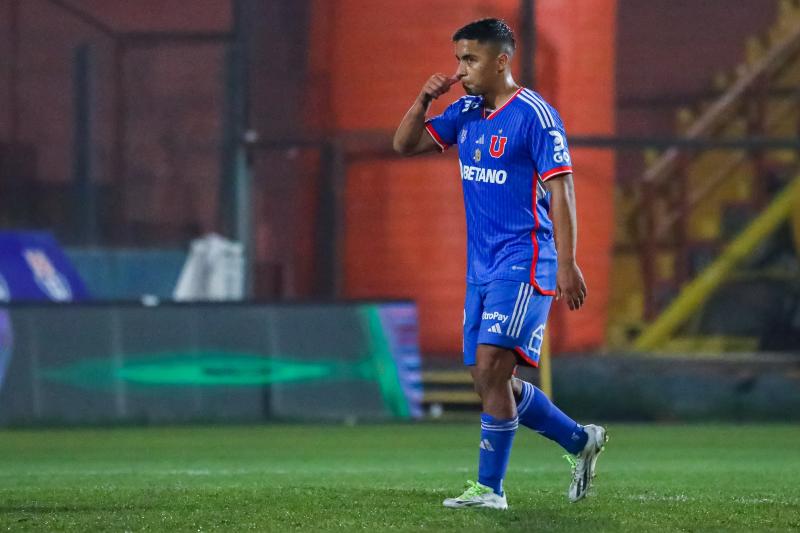 El delantero de la U, Nicolás Guerra, fue expulsado por insultar al árbitro Juan Sepúlveda / Foto: Agencia Uno