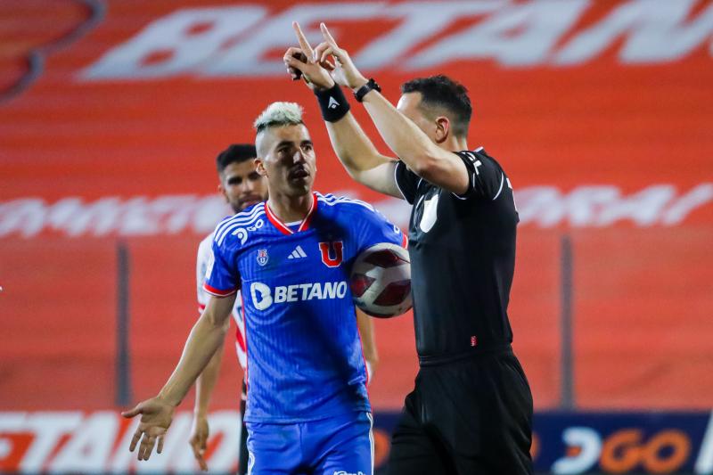 Los jugadores de la U se fueron furiosos por el cometido de Nicolás Millas. / Agencia Uno