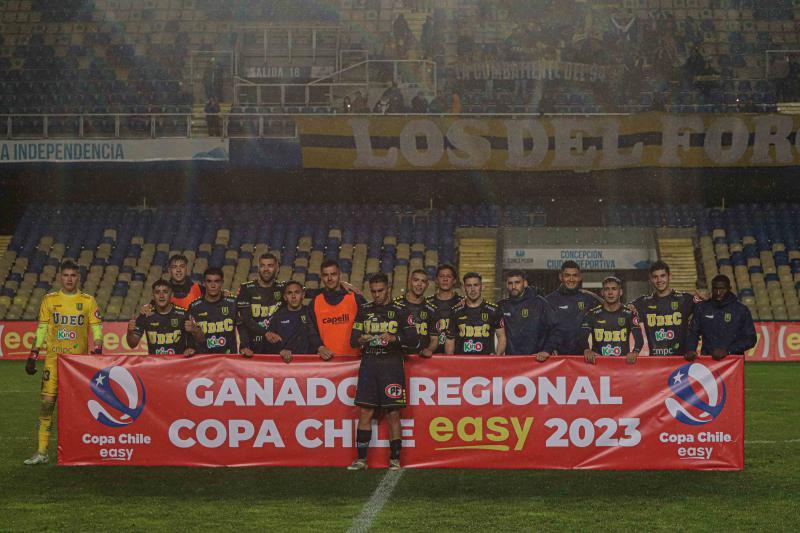 El particular detalle del galvano que recibió U. de Concepción tras alzarse como ganador de la Zona Sur de Copa Chile. (Agencia Uno)
