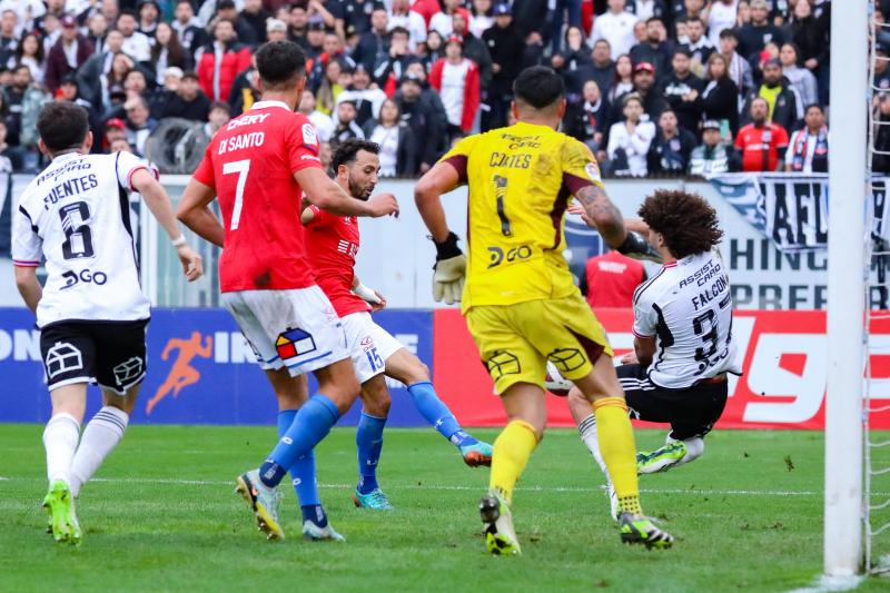 Maximiliano Falcón evitó el empate de la UC en el último minuto y selló la clasificación de Colo Colo - Créditos: Agencia UNO