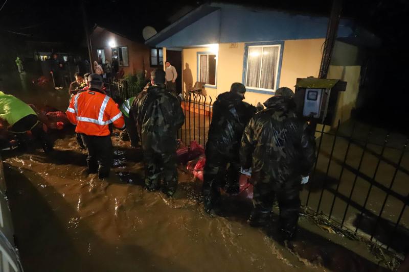 Agencia Uno - Evacuan personas en sector San Juan por crecida de Río Maipo