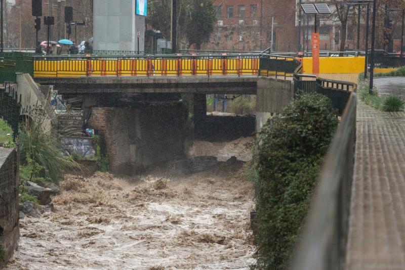 Agencia Uno - Lluvias en Santiago: Sector Puente Suecia y desembocadura Canal San Carlos