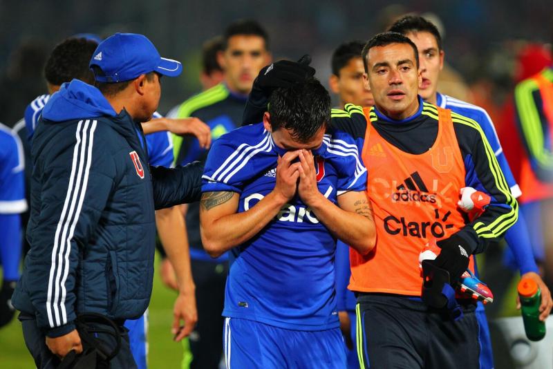 Charles Aránguiz terminó llorando luego de la eliminación de la U en la Copa Libertadores 2012 - Créditos: Agencia UNO