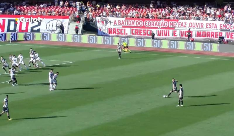 Hulk anotó un impresionante golazo de tiro libre en la victoria de Atlético Mineiro. / Foto: Captura