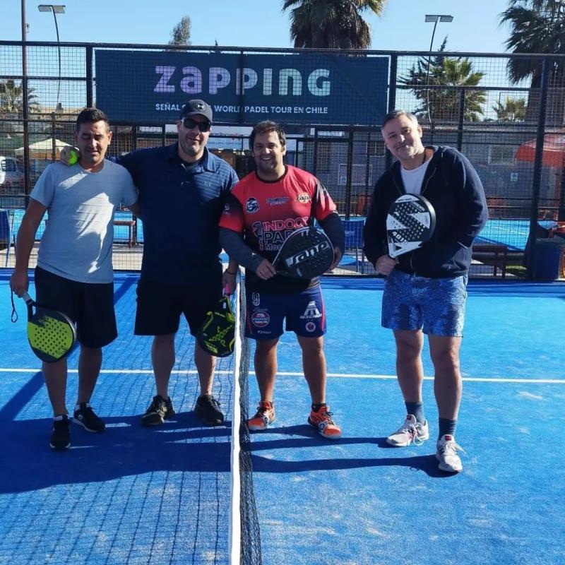 Gustavo Biscayzacú (tercero de izquierda a derecha) jugando al pádel. Imagen: Instagram.