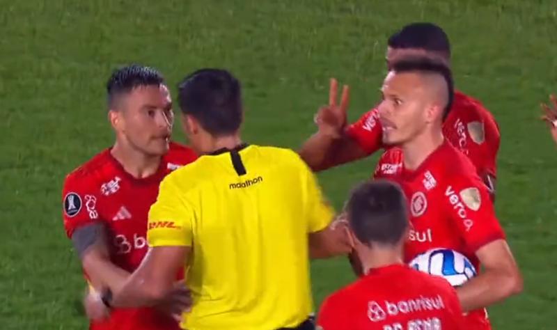 Charles Aránguiz fue amonestado tras una fuerte entrada a Milton Casco.