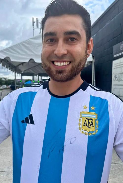 Trabajador fue despedido luego de pedir un autógrafo a Lionel Messi.