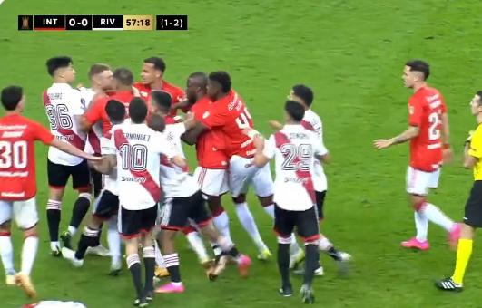 Pablo Solari y Charles Aránguiz tuvieron un fuerte cruce (Captura)