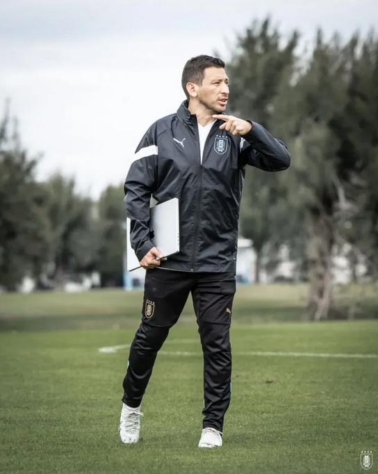 El es Diego Reyes, el ayudante de Marcelo Bielsa que ocupará su luegar en Santiago 2023 como DT de Uruguay - Créditos: AUF