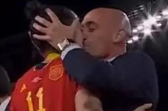 Luis Rubiales, presidente de la Real Federación Española de Fútbol que besó a una jugadora.
