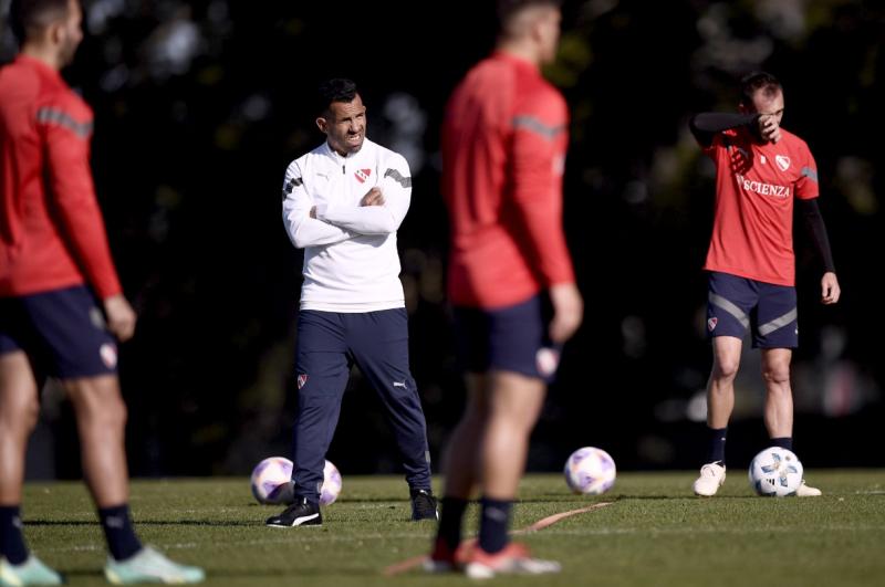 Carlos Tévez elogió a Mauricio Isla en su llegada a Independiente. Crédito: @Independiente.