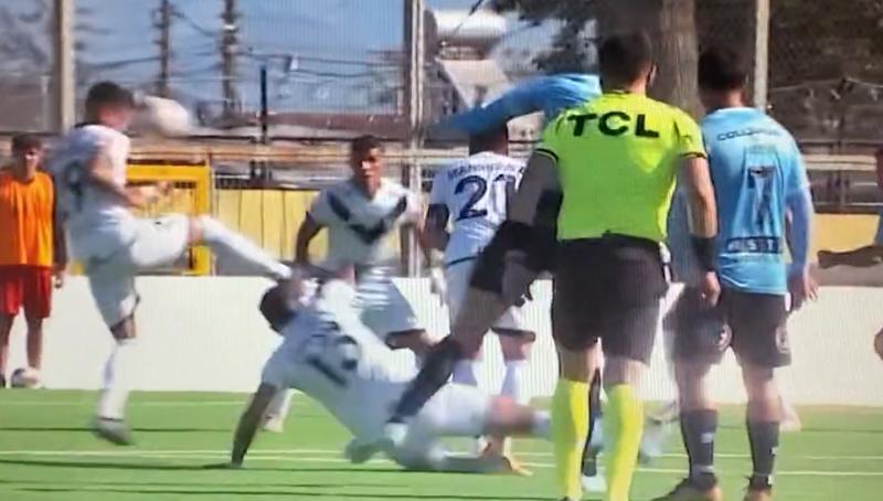 A Santiago Morning le cobraron un insólito penal en la lucha por no descender en la Primera B. Crédito: Captura.