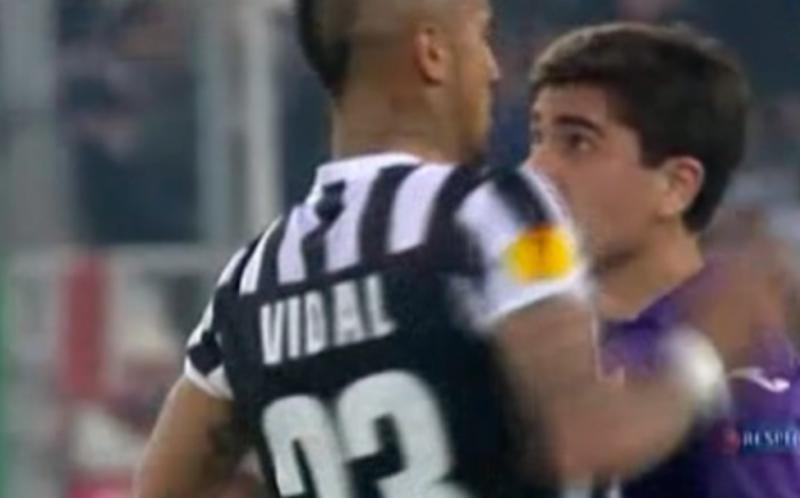 El 'picante' encontrón de Arturo Vidal y David Pizarro.