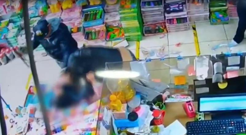 El hombre golpeó con tubo a locataria china en Barrio Meiggs