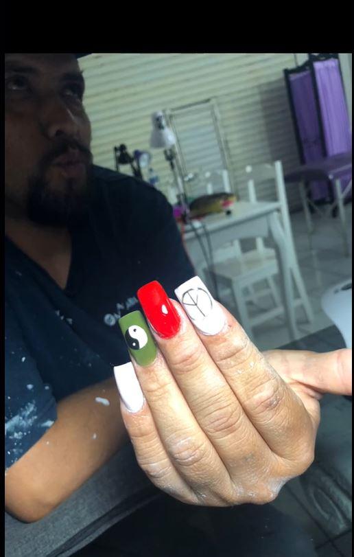 Captura - El padre mostrando sus uñas