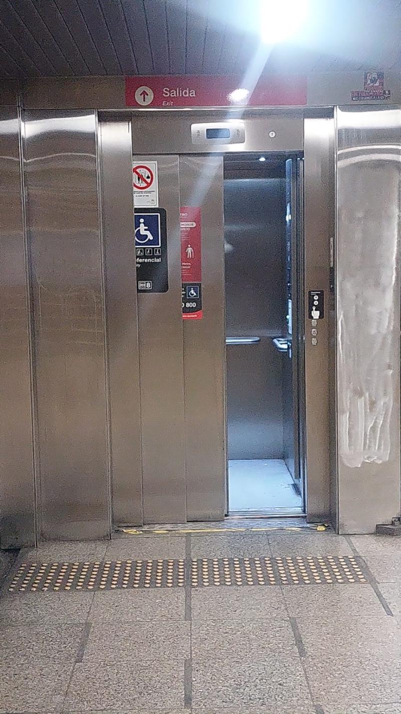 Twitter - Destrozos en Metro de Santiago