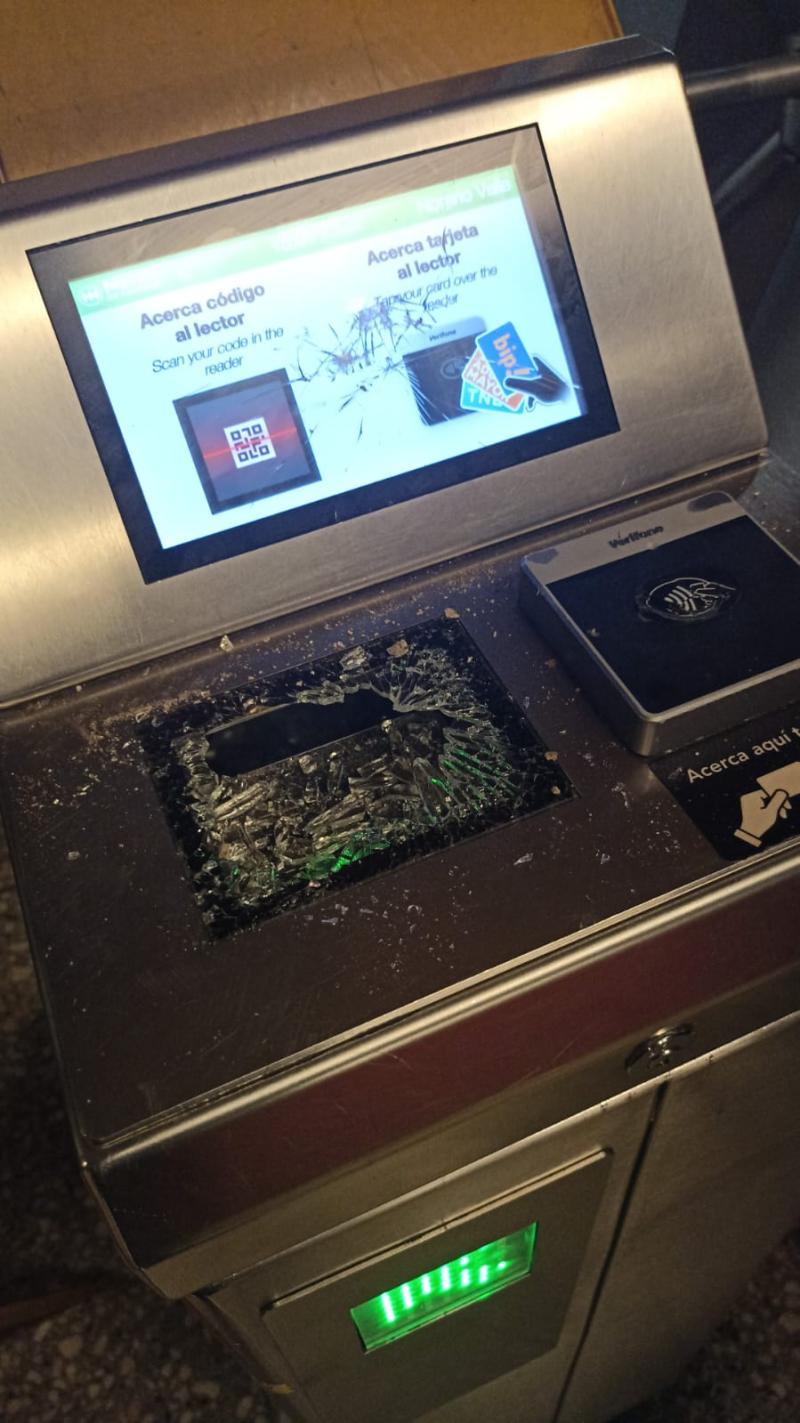 Twitter - Destrozos en Metro de Santiago