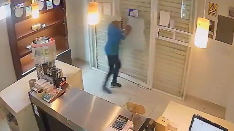 X @UlloaMariana - Ladrón quiso robar pastelería, pero empleada lo dejó encerrado