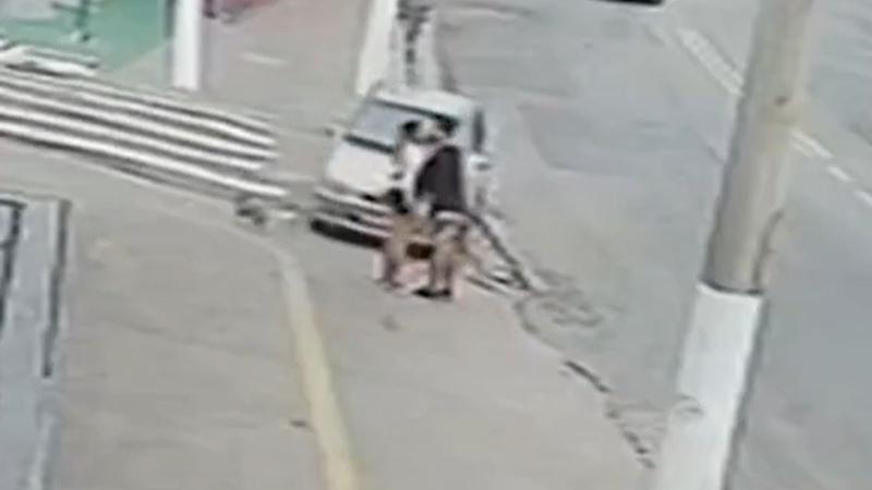 X @OficialNFA - Pareja se daba un beso en la calle y fueron atropellados por conductor ebrio: