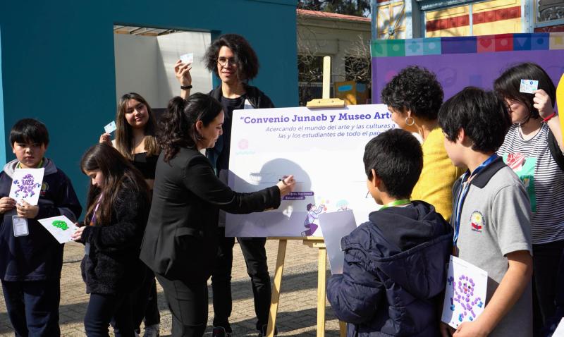 Convenio Junaeb y Artequin