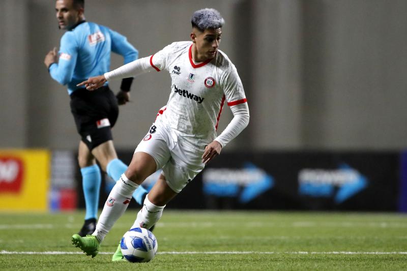 Williams Alarcón podría partir a Huracán - Crédito: Photosport
