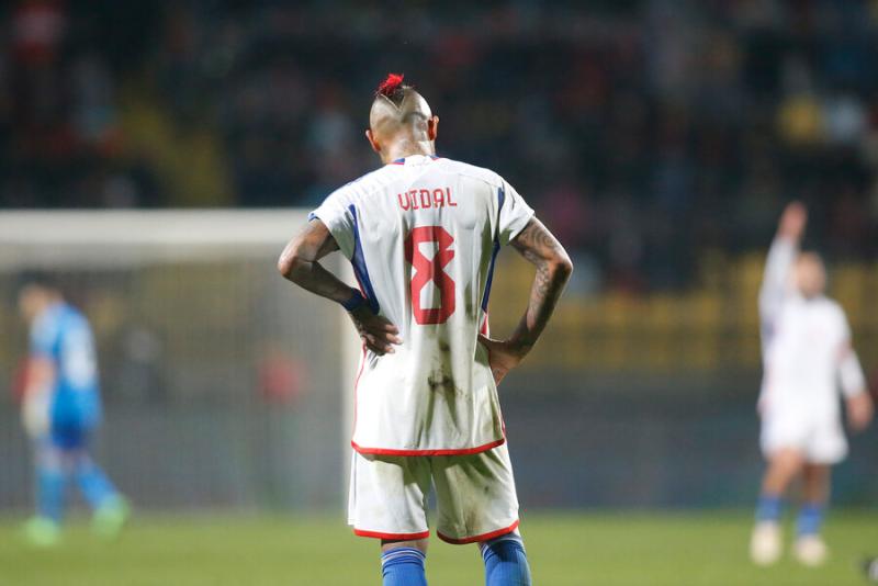 Arturo Vidal no la estaría pasando bien. Imagen: Photosport.