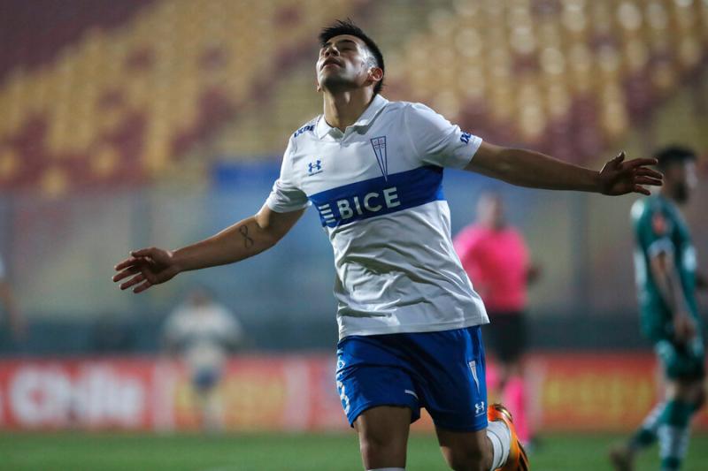 Alexander Aravena podría partir de la UC ante el interés de Sunderland. Crédito: Photosport.