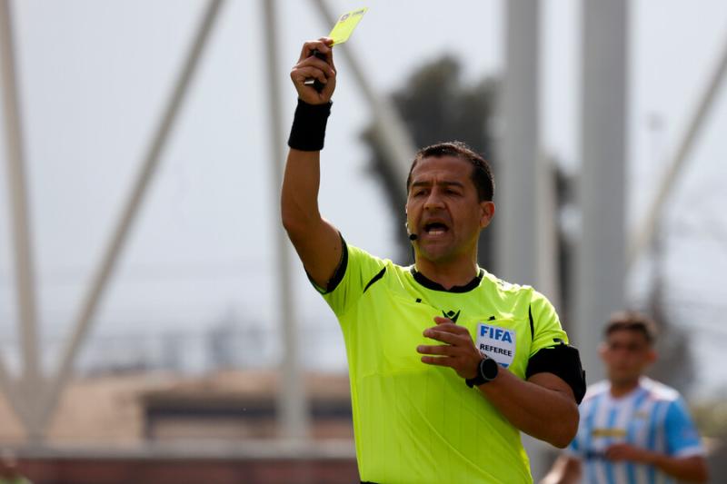¿Cuánto ganan los árbitros en Chile? Imagen: Photosport.