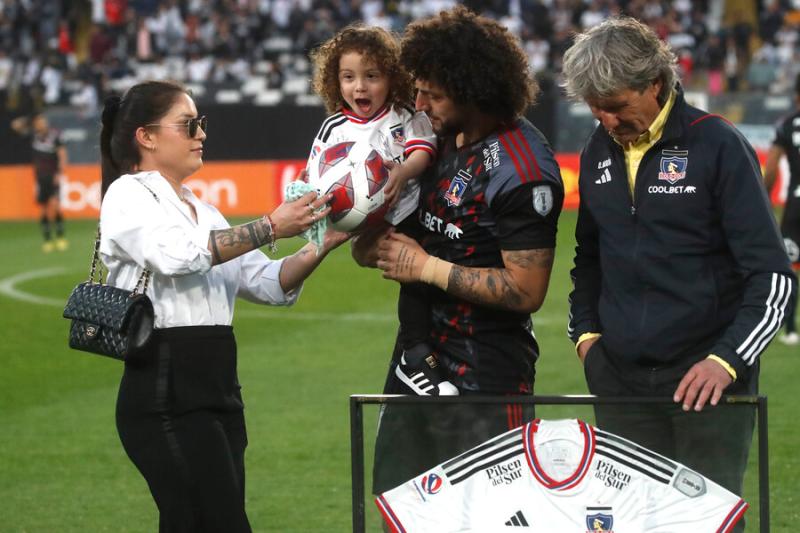 Colo Colo homenajeó a Maximiliano Falcón. Crédito: Photosport.
