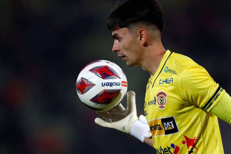 Hugo Araya se robó las miradas en la caída de Cobreloa en Valparaíso. Crédito: Photosport.