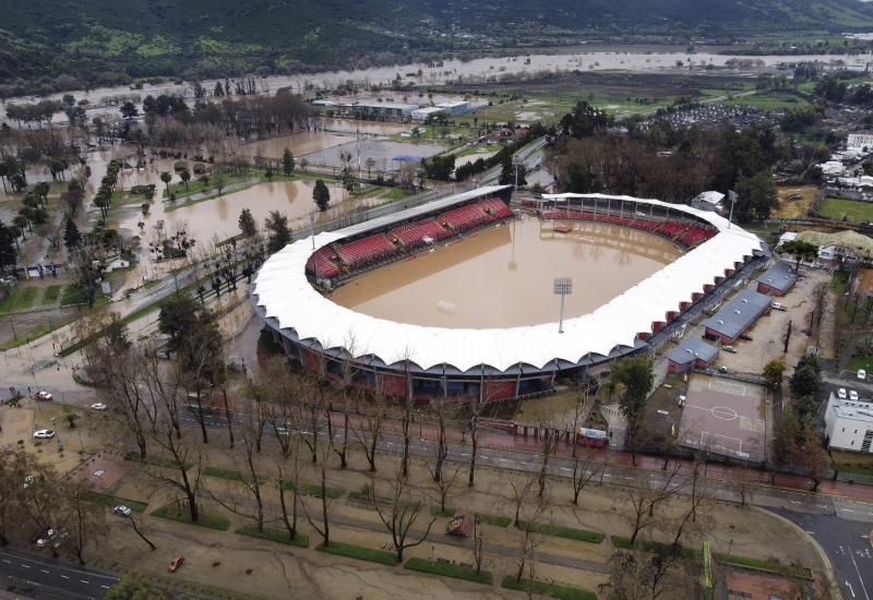 El estadio Fiscal de Talca quedó totalmente inundado tras el frente de lluvia que afectó a la zona centro-sur de nuestro país. (Photosport)