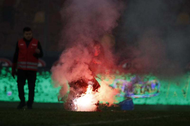 Los incidentes de los hinchas de la UC detuvieron el partido ante Ñublense cerca de 10 minutos - Créditos Photosport