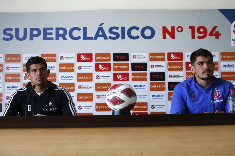 Esteban Pavez y Luis Casanova protagonizaron la conferencia de capitanes antes del Superclásico - Créditos: Photosport