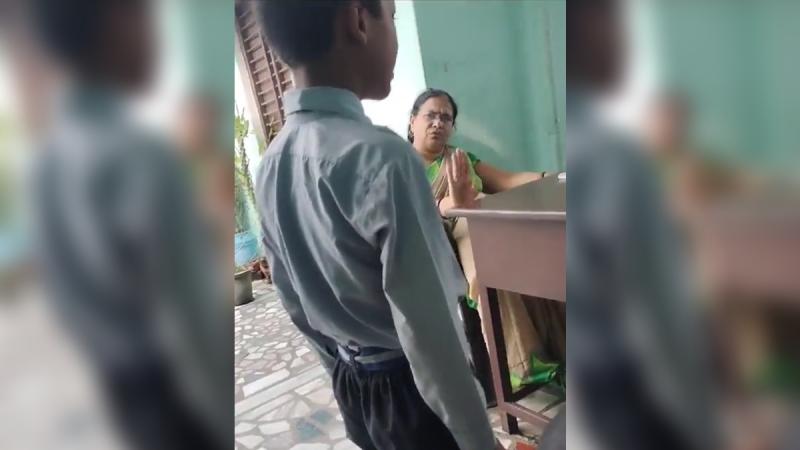 @reshma_alamD - Profesora obliga a alumnos golpear a compañero en India