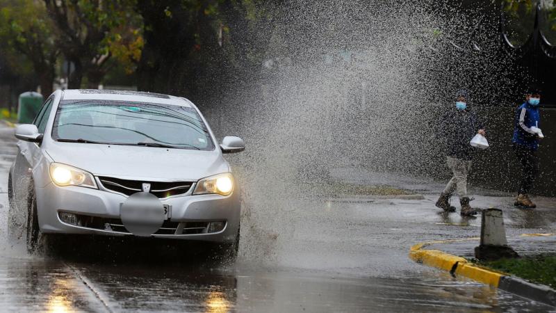 Agencia Uno (Referencial) - Vehículos transitando durante sistema frontal