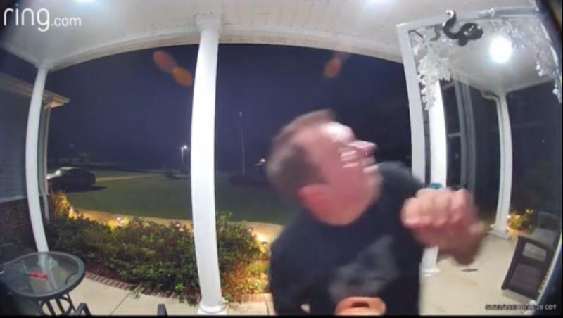 Ataque de serpiente a hombre en la puerta de su casa