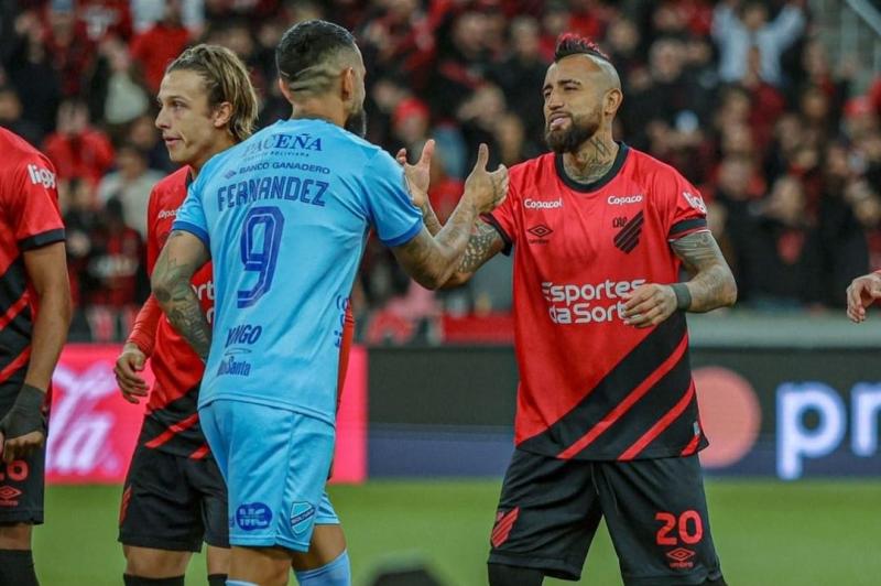 Bolívar de Ronnie Fernández dejó fuera de la Libertadores al Athletico Paranaense de Arturo Vidal.