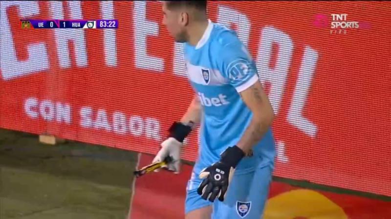 Gabriel Castellón y el Súper 8 que le lanzaron desde la barra de Unión Española - Captura TNT Sports