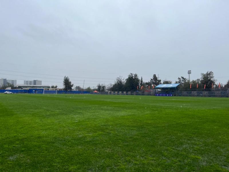 Varios compromisos del fútbol chileno debieron ser suspendidos (Cancha Leonel Sánchez) - Créditos: Prensa Universidad de Chile
