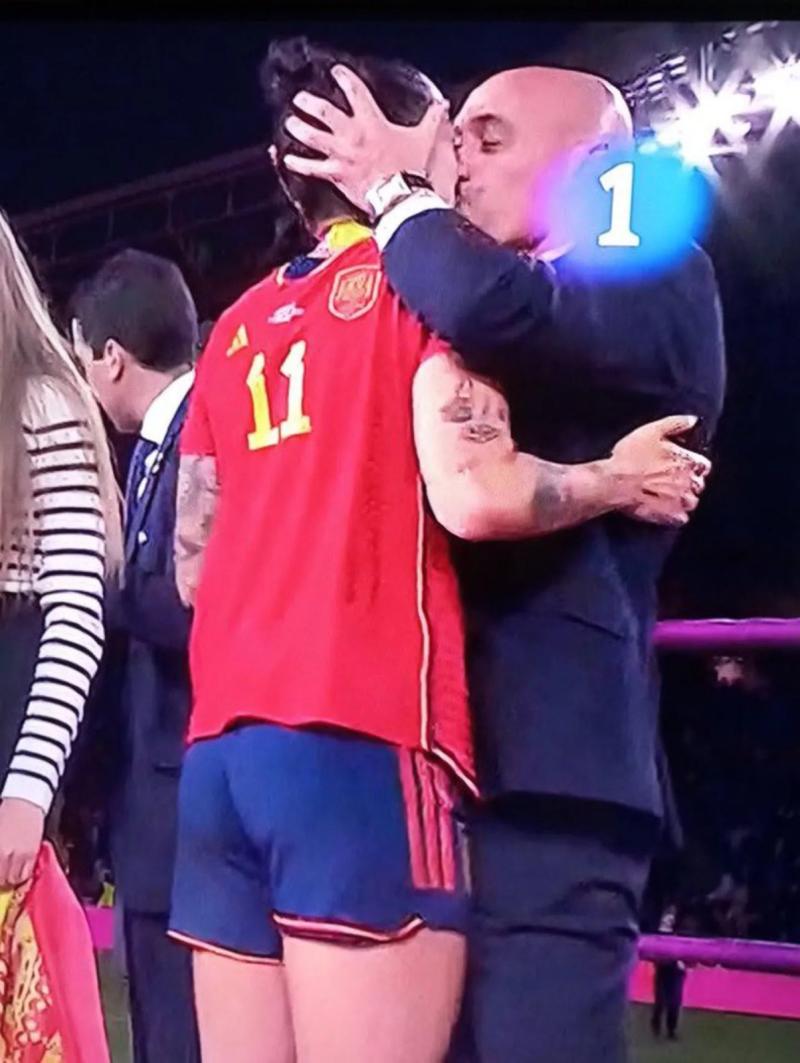 El polémico beso tras el título de España en el Mundial Femenino - Crédito: TVE