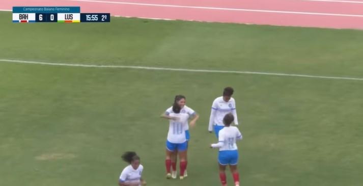 Yenny Acuña celebrando su anotación en Brasil - Créditos: Pantallazo TV Bahêa