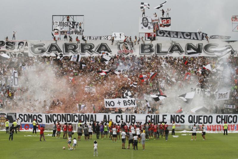 "Chile nos quedó chico", exhibió en un lienzo la barra de Colo Colo en 2017. (Agencia Uno)