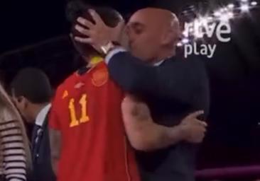 El polémico beso de Luis Rubiales a Jennifer Hermoso tras el título de España en el Mundial Femenino - Crédito: TVE