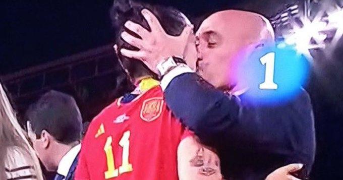 Luis Rubiales besó a Jennifer Hermoso en plena celebración - Créditos: TVE
