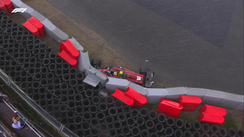 El piloto de Alfa Romeo, Guanyu Zhou, tuvo un accidente por las intensas lluvias en la Fórmula 1 - Créditos: Twitter @F1