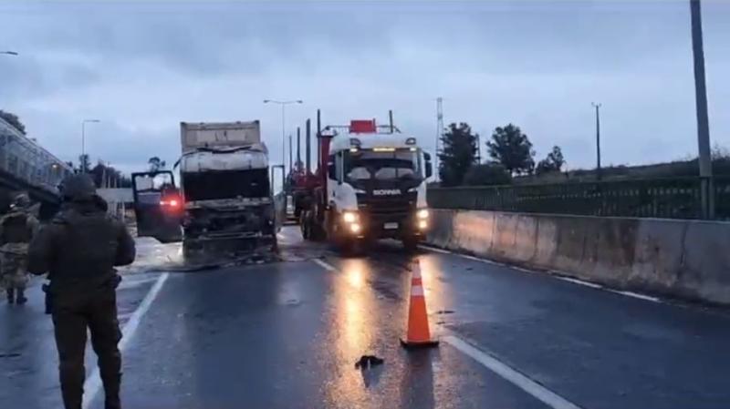 Carabineros - Camión quemado tras ataques incendiarios