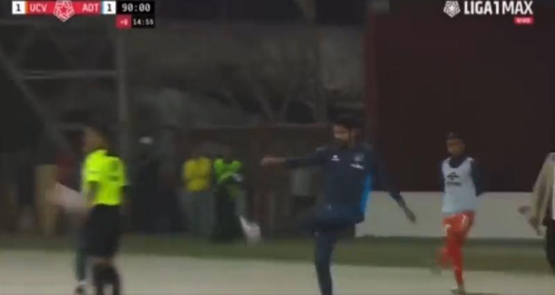 El 'Loco' Abreu se mostró descontrolado en Perú - Créditos: Pantallazo